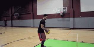 新手篮球投篮时怎么抓球,篮球新手怎么投篮命中率高