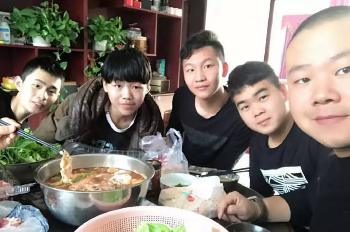 岳云鹏郭德纲大多少岁,岳云鹏14岁郭德纲26岁