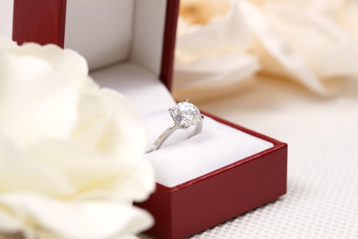 男生觉得买钻戒不如莫桑钻 (结婚买的钻戒跟网上莫桑钻一样吗)