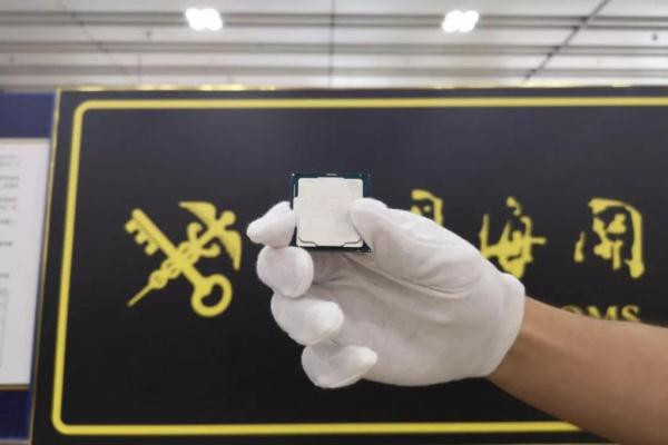 男子戴275万手表被拦下,中国男子戴1900万手表被查