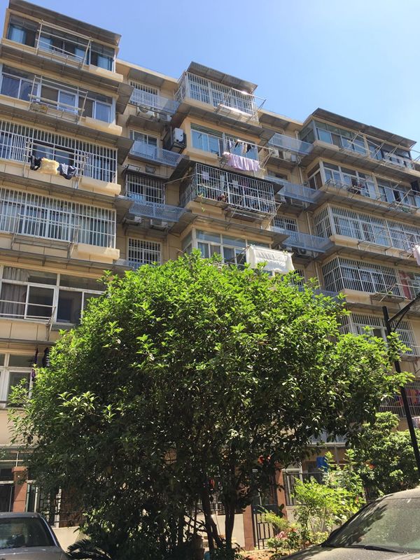 一路之隔房价相差8万多,一路之隔的房价相差几十万