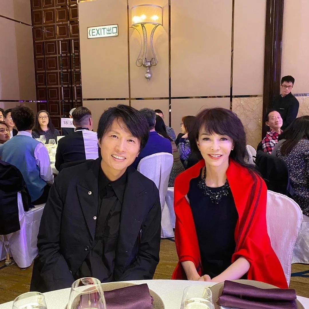 还记得2000年拿下黄子华的中环女律师MissMo穿过什么吗？