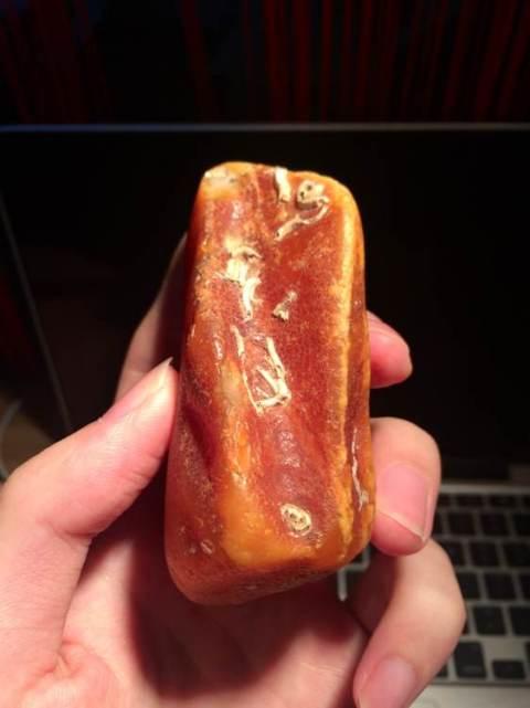 海边捡瓶子赚钱,国外捡蜜蜡