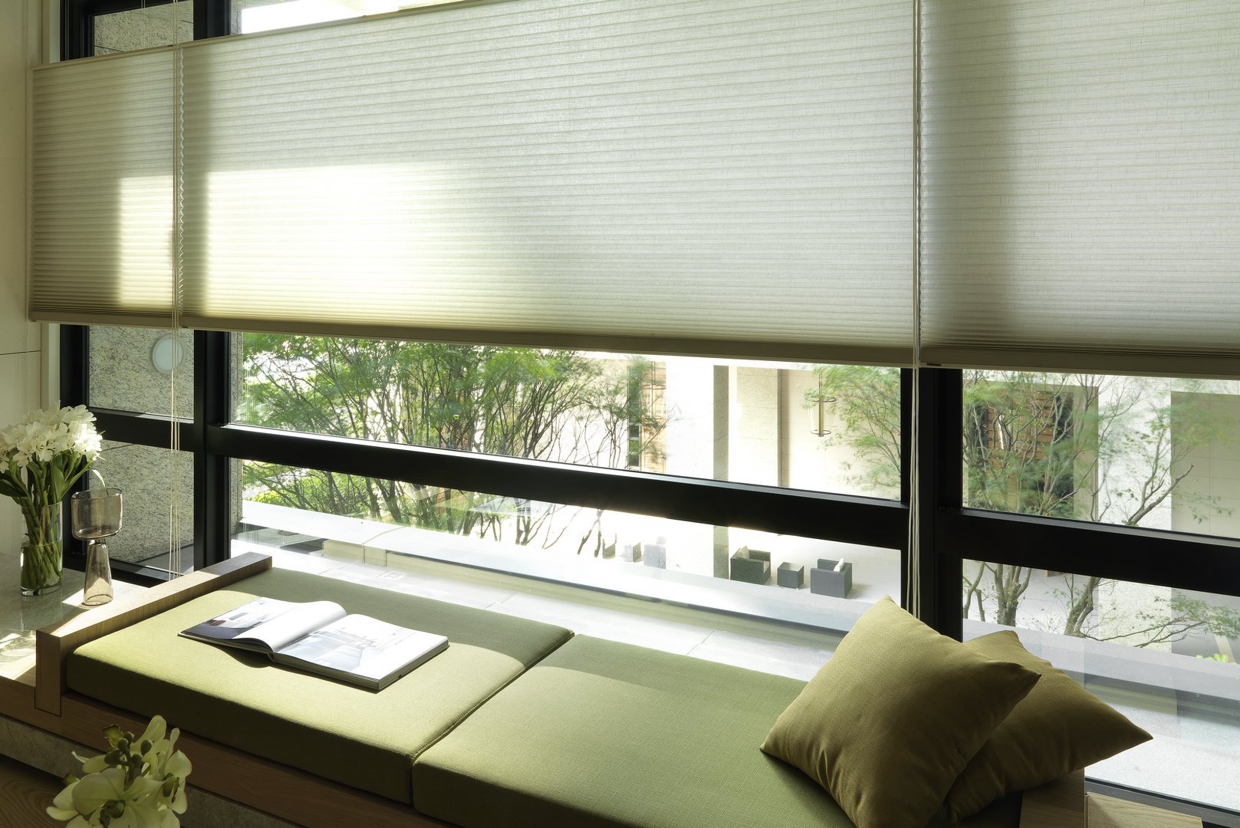 普通户型阳台装了百叶窗，轻盈灵动，不占空间，朋友见了说高级