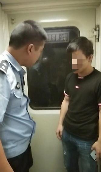 大学生火车上猥亵女童获刑1年，父亲道歉想获谅解书遭女童母亲拒绝