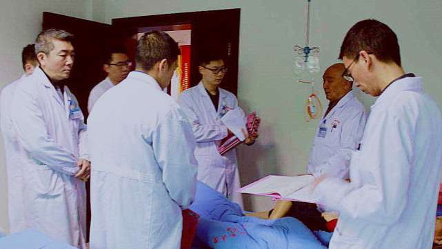 生孩子是在后背哪里打的麻药,生娃后背打麻药