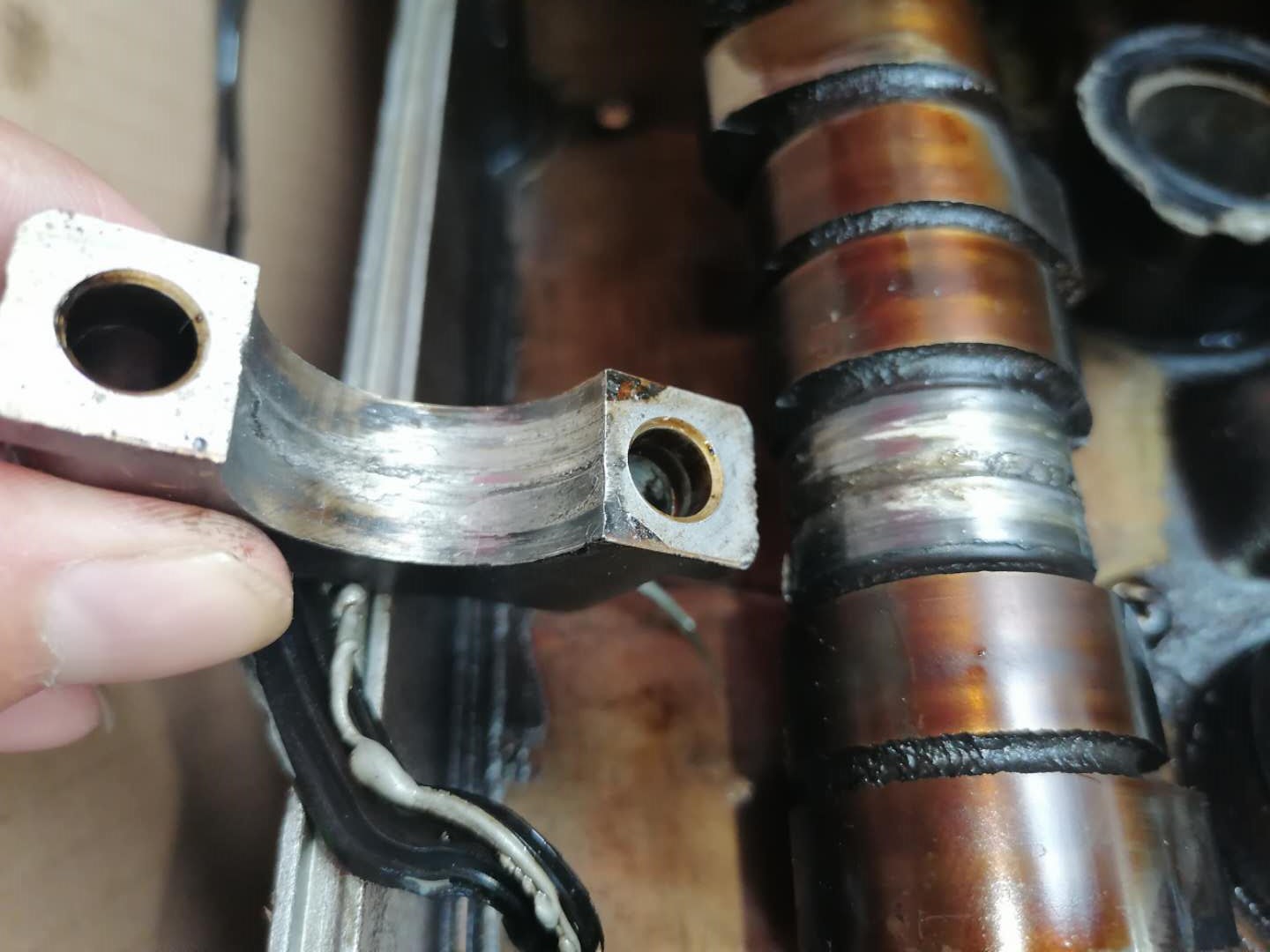 凸轮轴瓦盖不上油,凸轮轴瓦盖上紧转不动