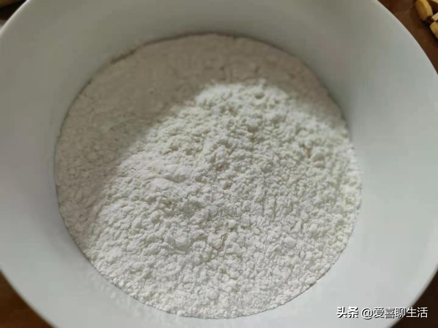 为什么蒸包子一揭盖包子就塌陷,如何把包子蒸得蓬松柔软