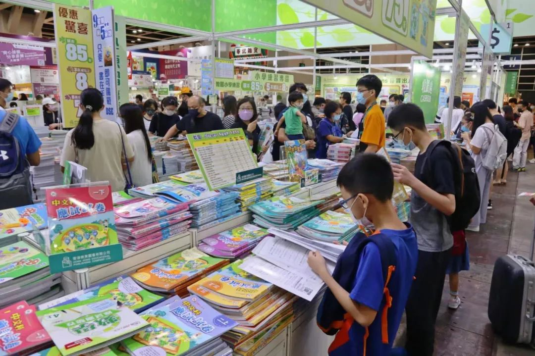 香港亚洲博览馆后疫情时代,香港书展周日爆棚场内外人潮涌动