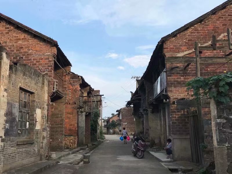 黄阳堡，那斑驳的旧墙，破败的老屋，似乎在坚守那千年不变的传承