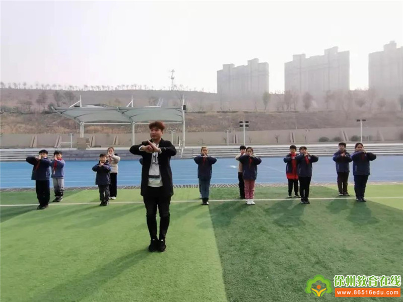 徐州市万科城民主小学体育教师,徐州市万科城民主小学五年级