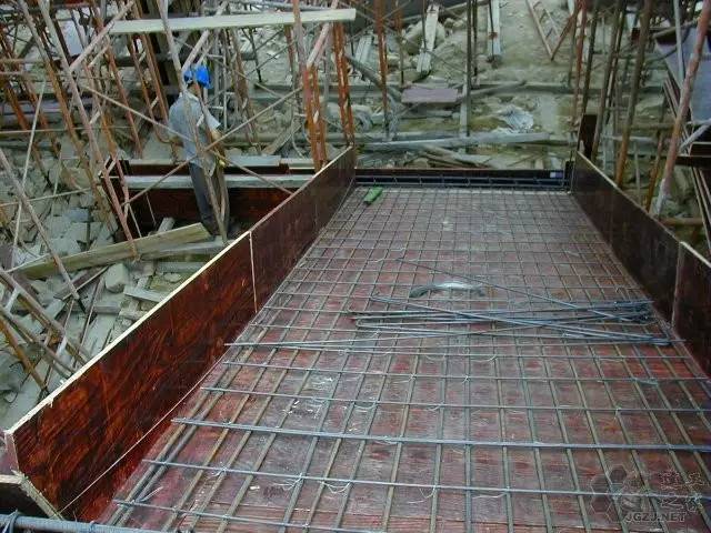 分布筋是直筋还是弯矩筋,负弯矩筋与分布筋需要满绑吗