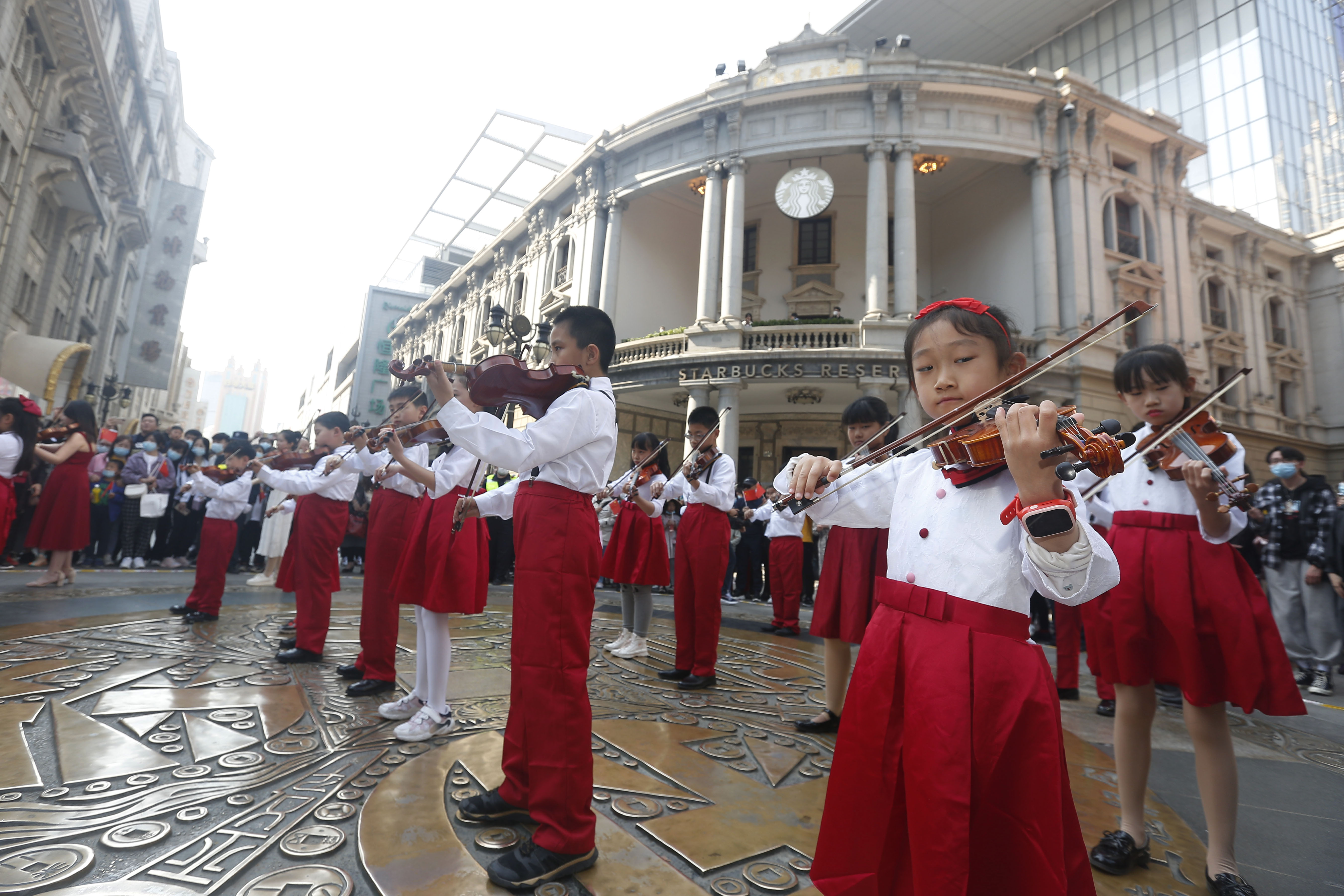 天津青少年小提琴快闪响彻金街,青少年交响乐快闪