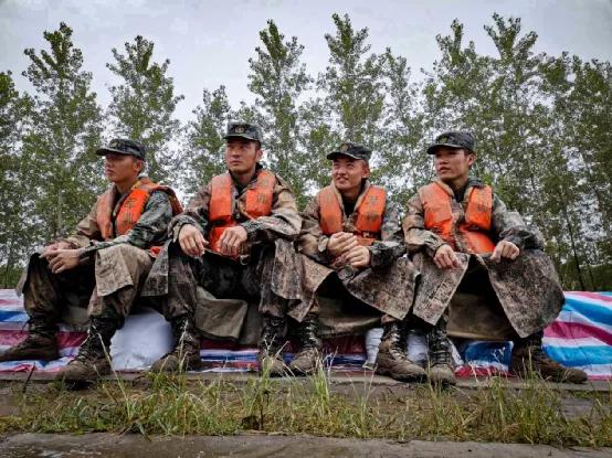 军人什么时候穿21式作战靴,军人穿的战斗靴