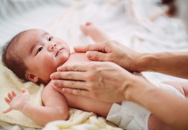 宝宝消化不良放屁有屎吐奶,宝宝吐奶有奶瓣是不是消化不好