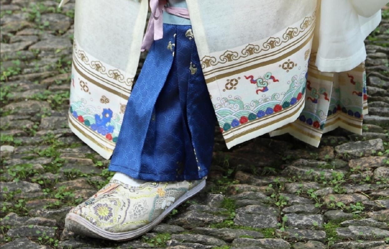 日影中玲珑剔透:从《*瓶金**梅》里潘金莲的膝裤,探析晚明世风变化