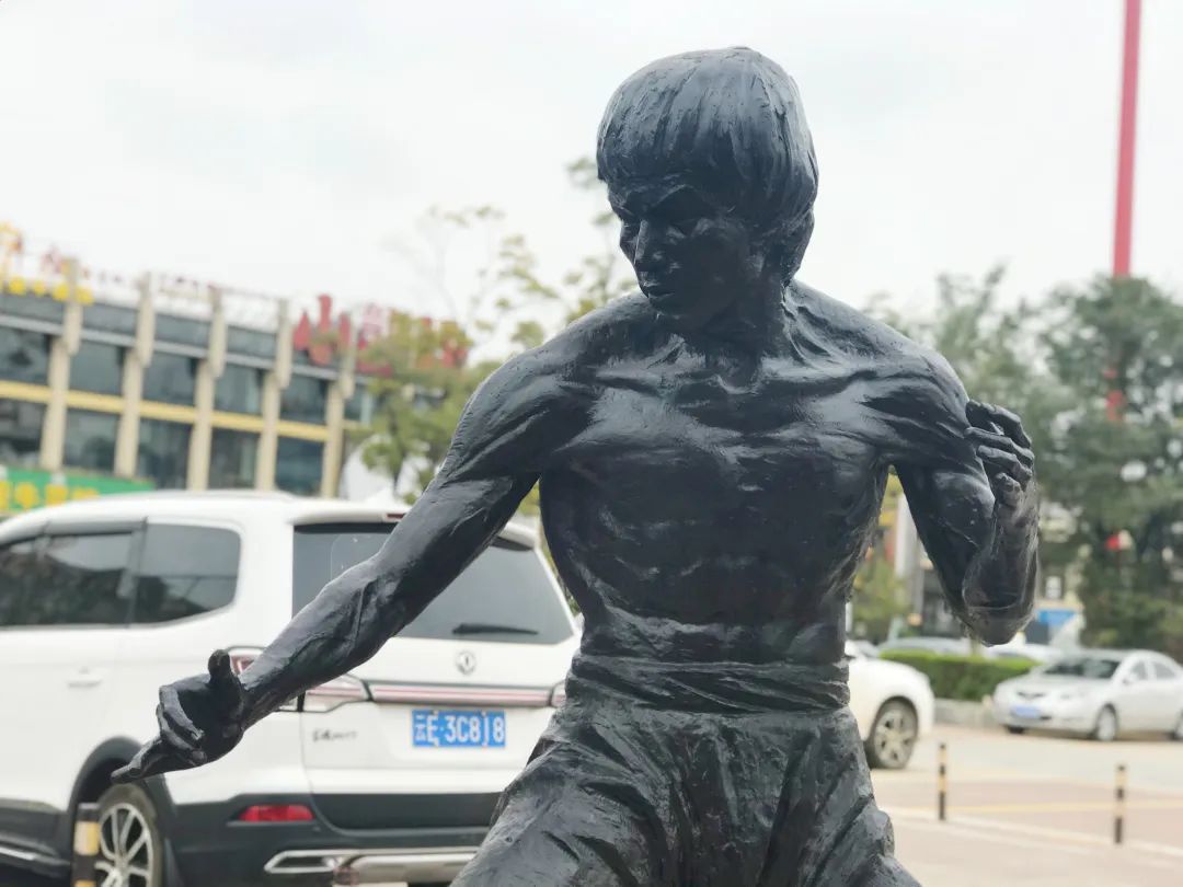 生命运动的颂歌──新亚洲体育城体育艺术广场系列雕像欣赏