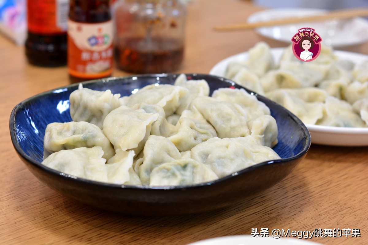 我家吃饺子一锅俩馅，喜欢哪个夹哪个，从没失手过，吃到肚撑