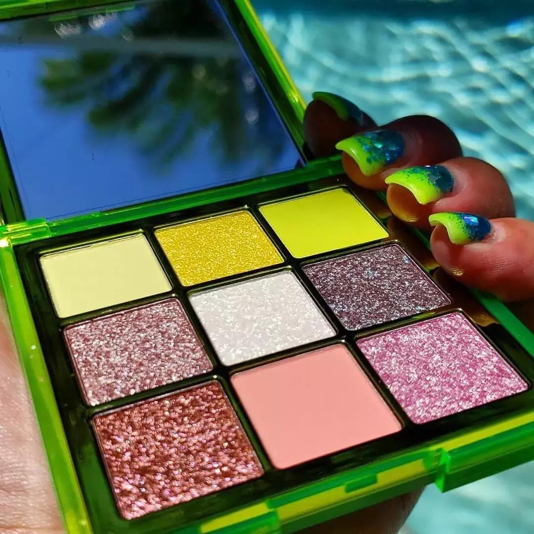 戏精美女同事，竟然用踩雷彩妆给直男化了个妆……