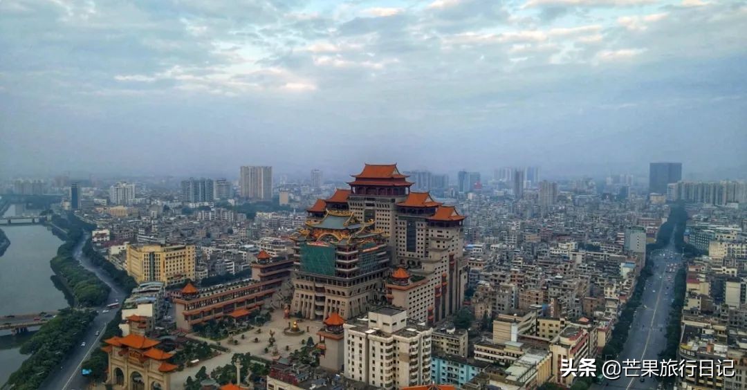 广西“布达拉宫”，据说台湾富商花30亿，用8000工人才建成