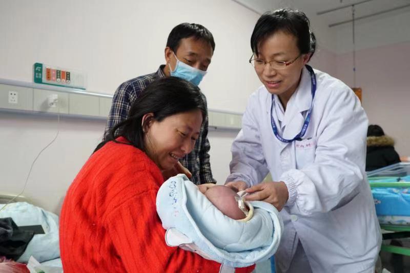 低体重早产儿命悬一线,危重早产儿临转运前命悬一线