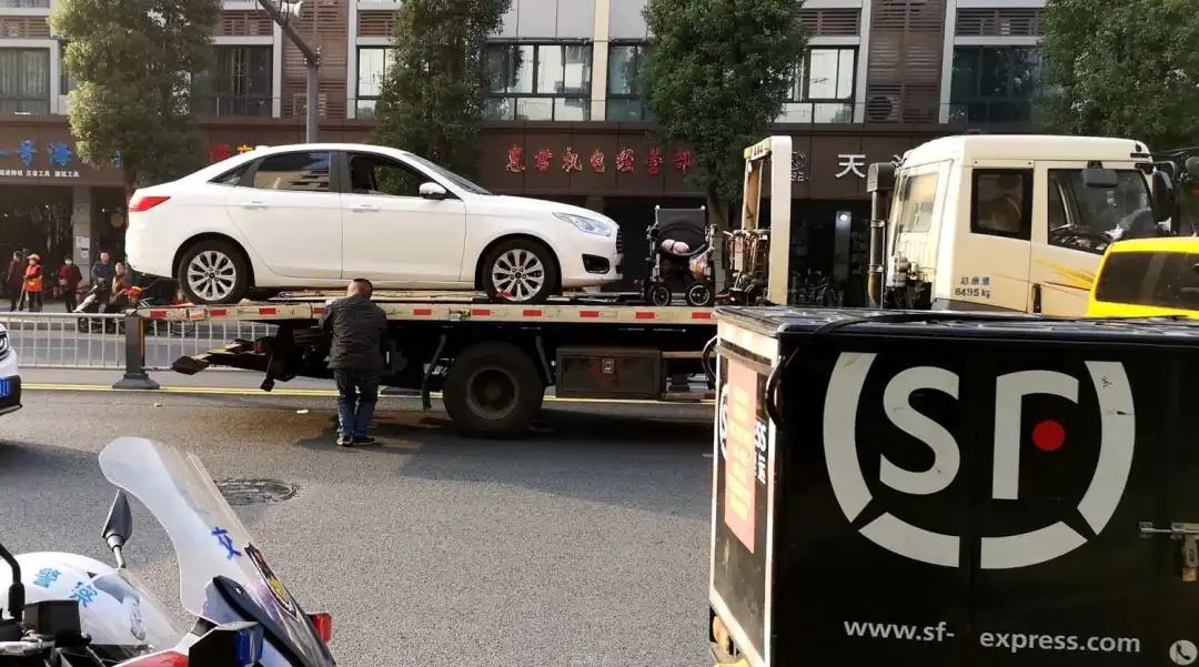 南充一小车被撞得四脚朝天,南充一辆客车被撞翻