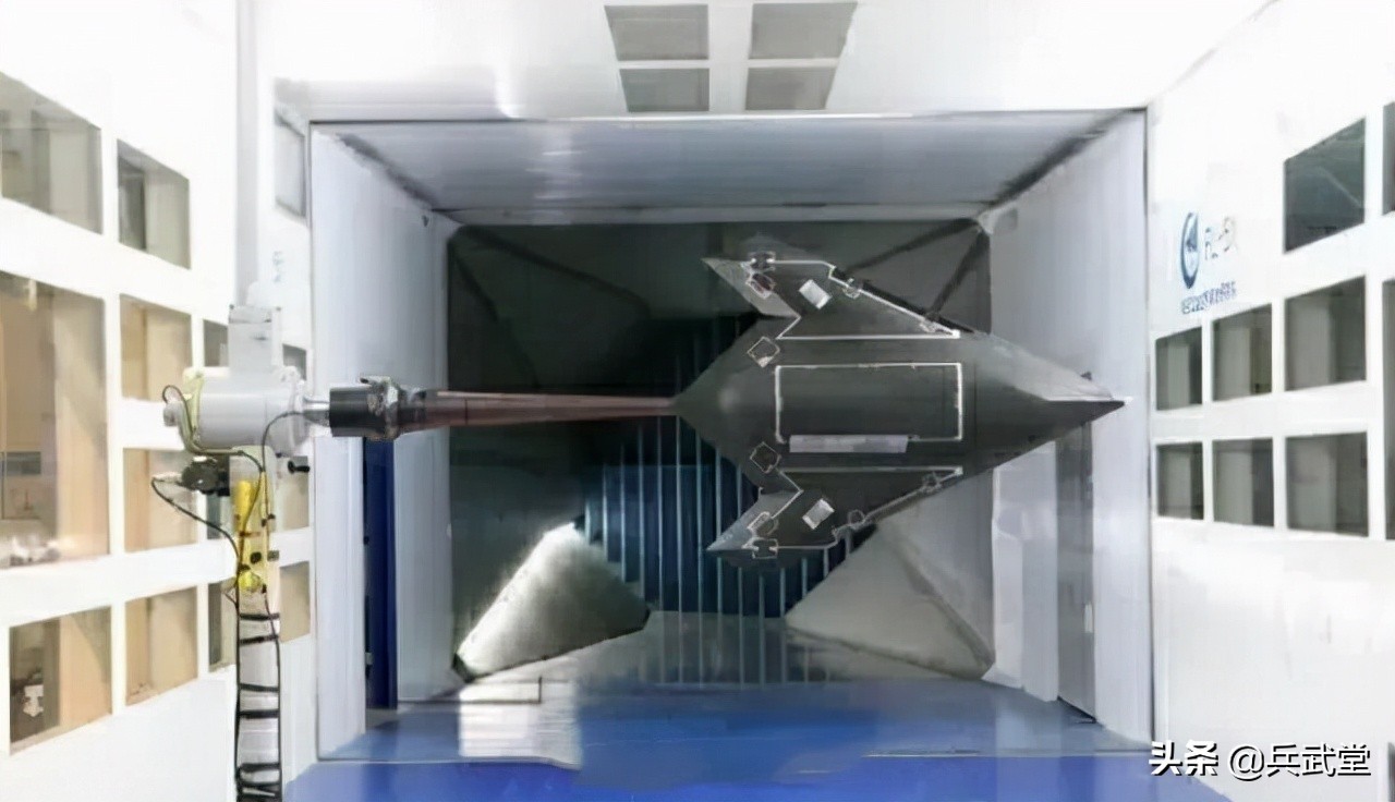 轰20验证机模型在吹风洞？小展弦比翼尖可动，比B2看起来更隐身