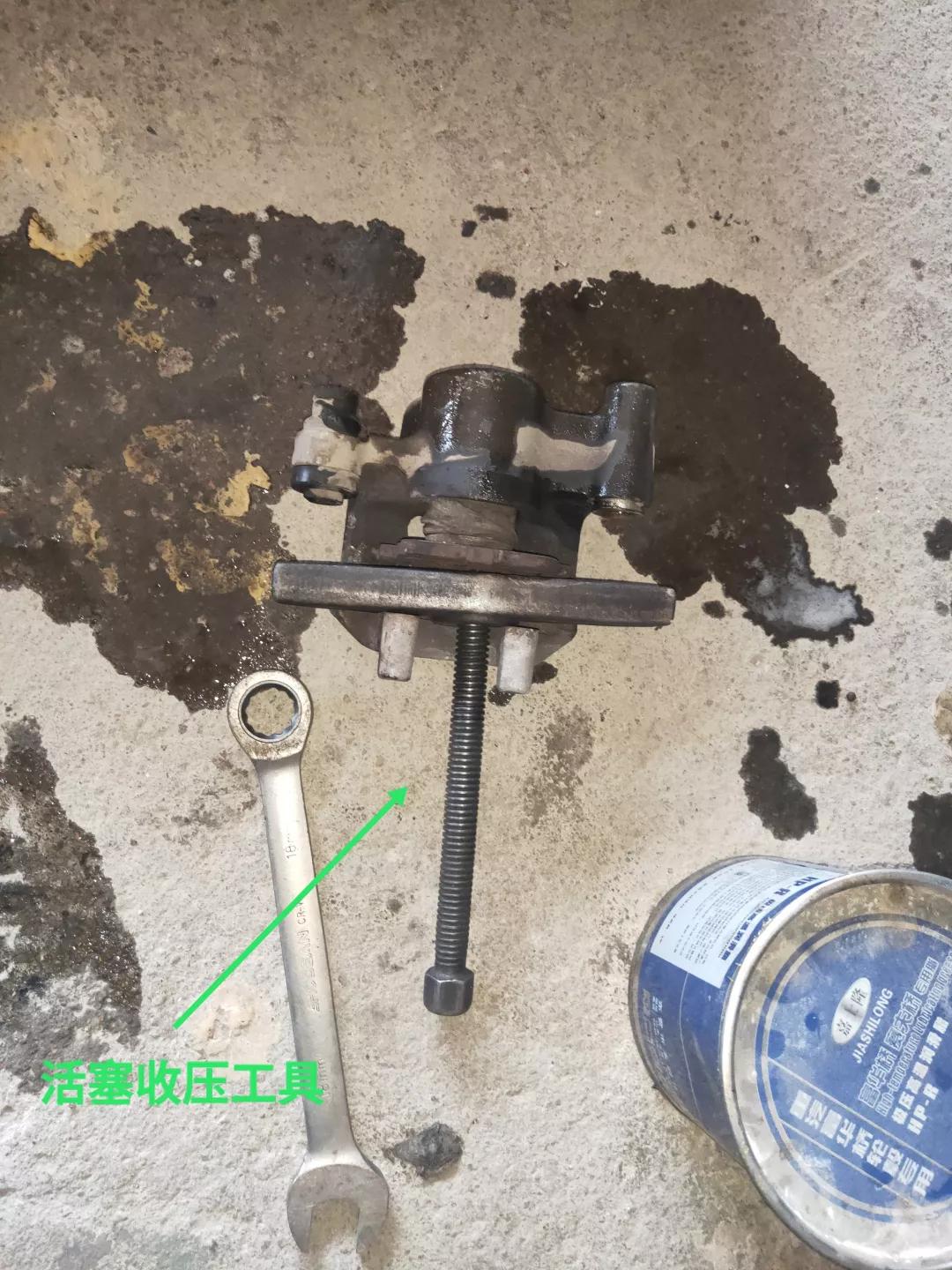 比亚迪f3更换后轮毂刹车片方法,2013丰田花冠后刹车片怎么拆