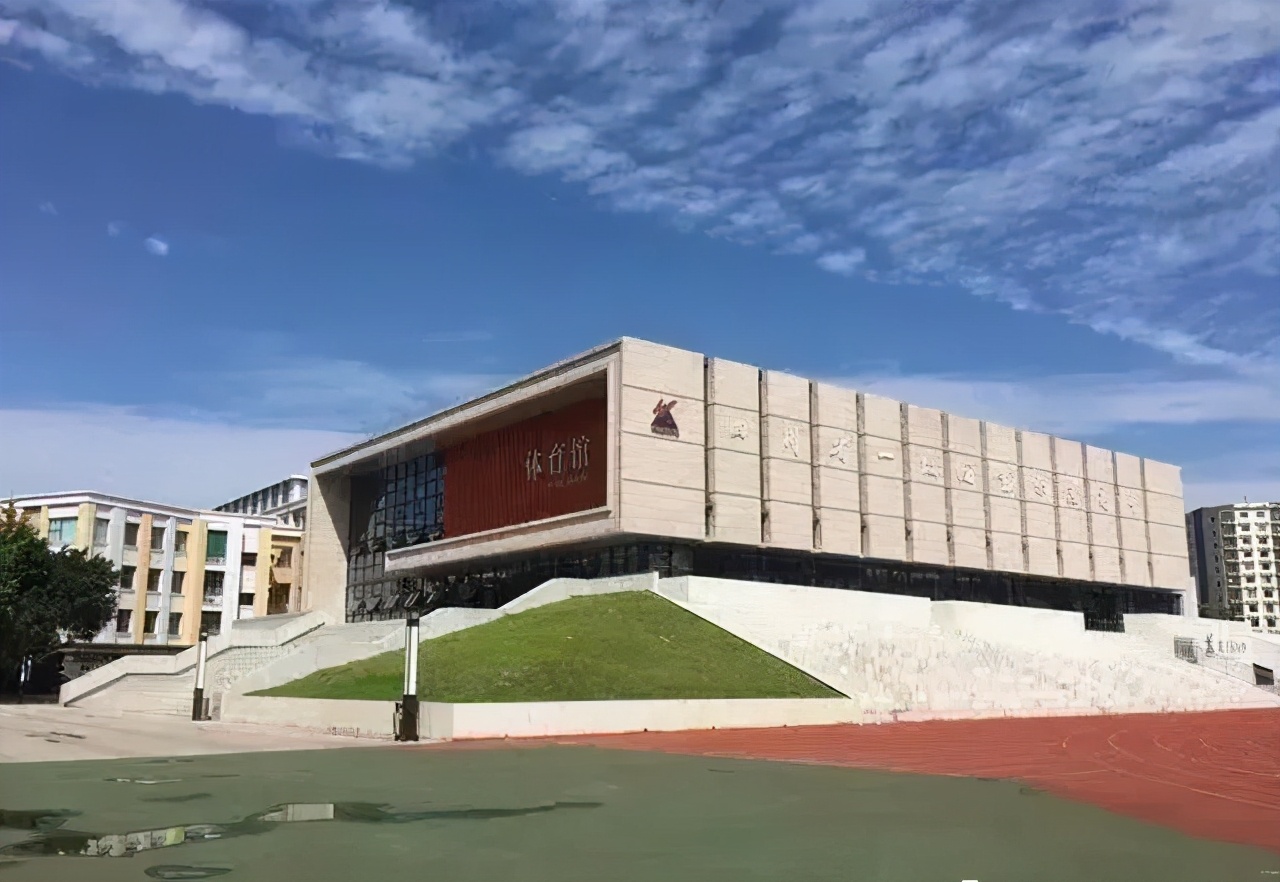 华阳中学是省一吗,华阳中学香山校区