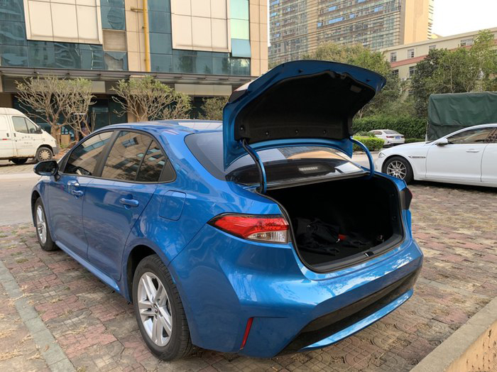 丰田雷凌哪个颜色比较好看,15万想要买一台空间大油耗低的车