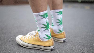 一双鞋装上28片“刀锋”弹簧，缓解脚底压力，跑步和走路一样轻松