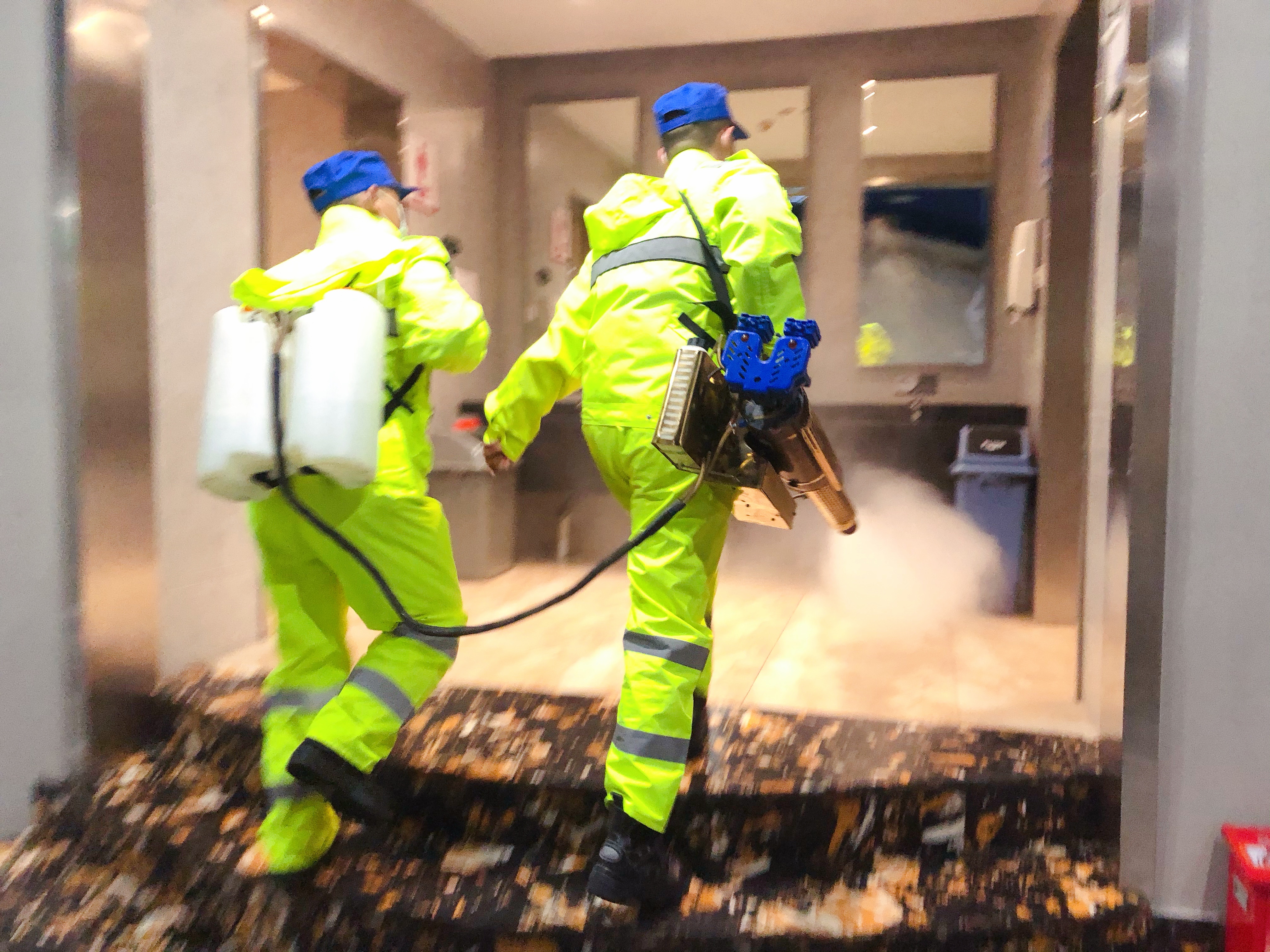 “硬核”防护|溧阳蓝天救援队助力嘉丰影院开启全面消杀工作