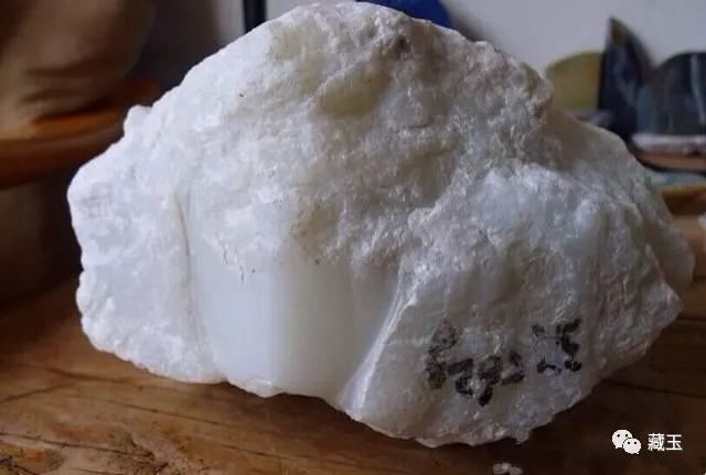 新疆和田玉山料和青海山料哪个好,和田玉山料最好的是什么