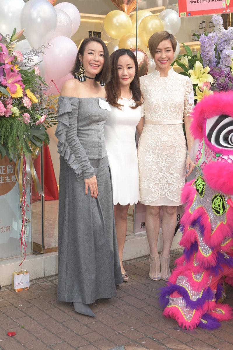 伍咏薇黑色裙子,伍咏薇穿彩条裙