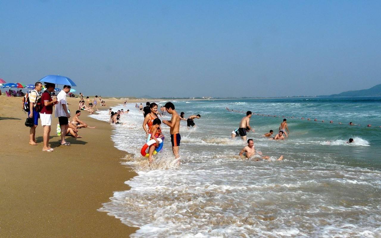 阳光沙滩海浪去玩水,天气热了到海边走走