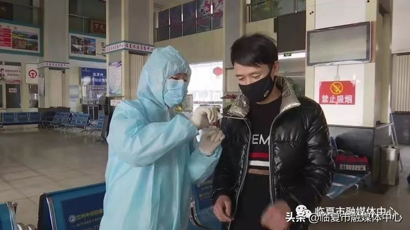 临夏汽车站、高速路口设卡测量体温有序做好疫情防控工作