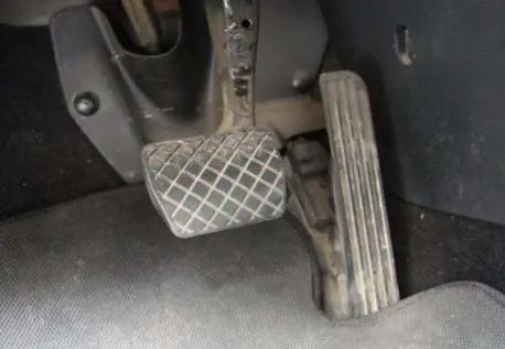 开车姿势看出你开车速度,怎么判断驾驶员开车稳不稳