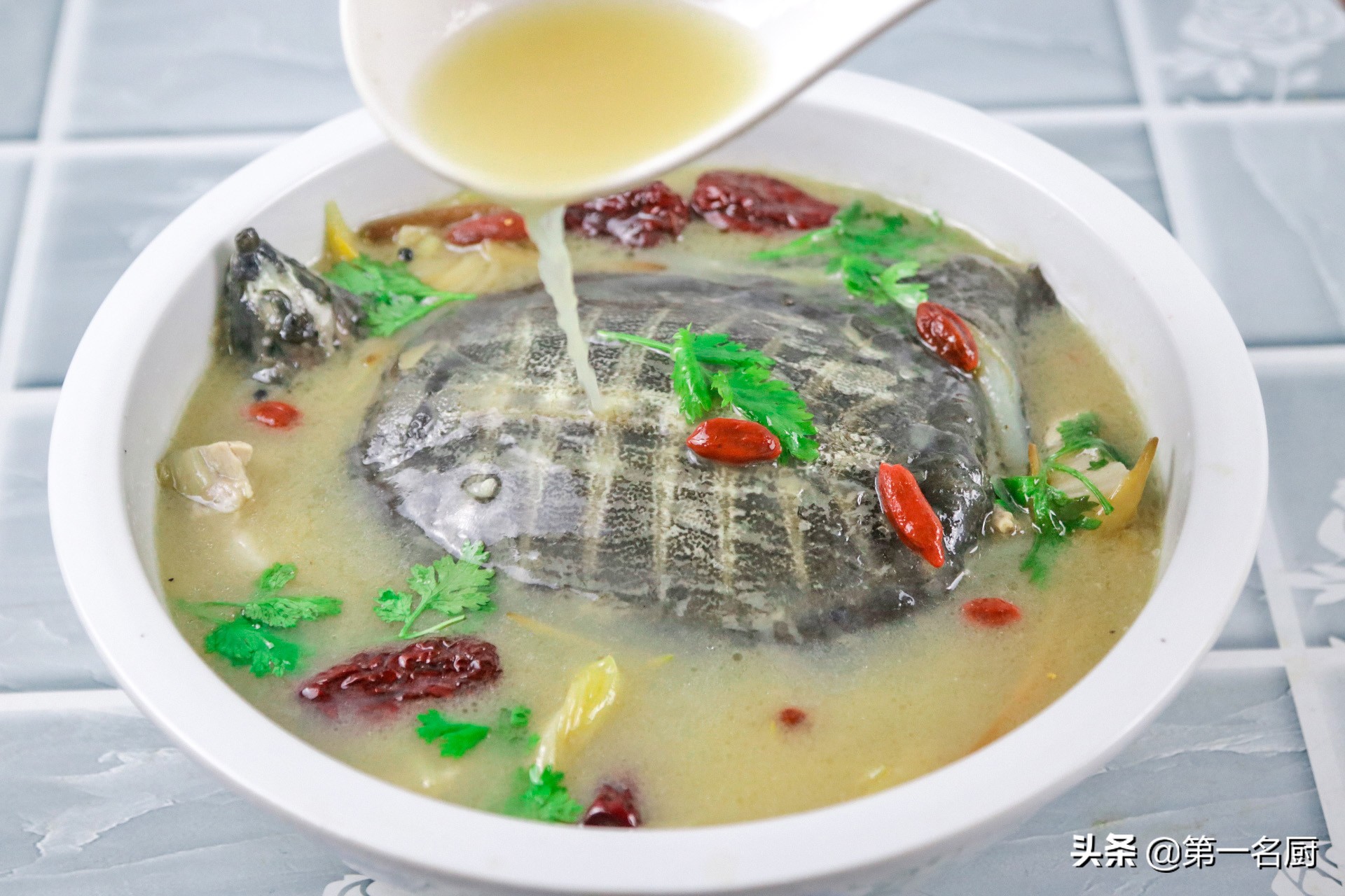 如何将清炖甲鱼汤炖的粘稠,甲鱼汤怎样炖才好喝又白