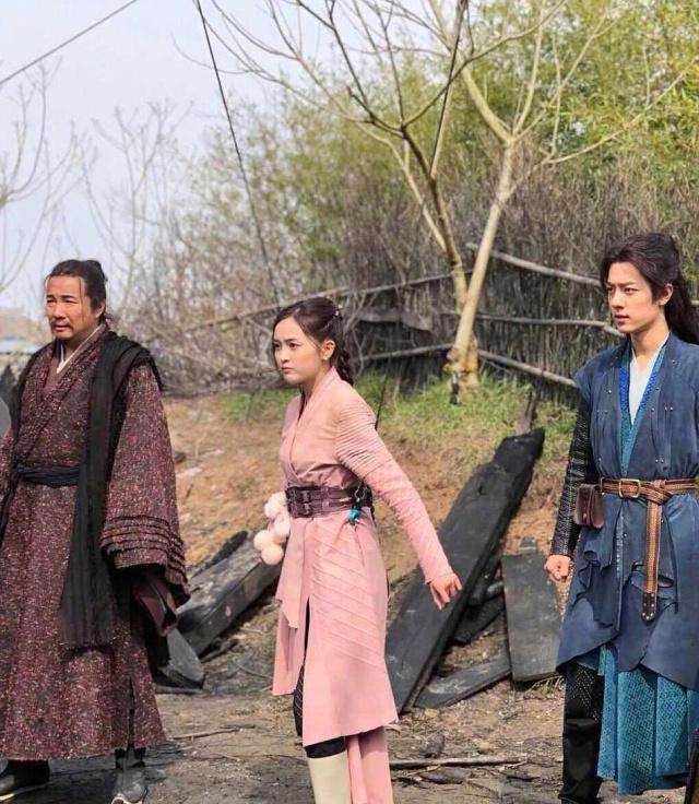 肖战为吴宣仪庆生,吴宣仪肖战撑伞