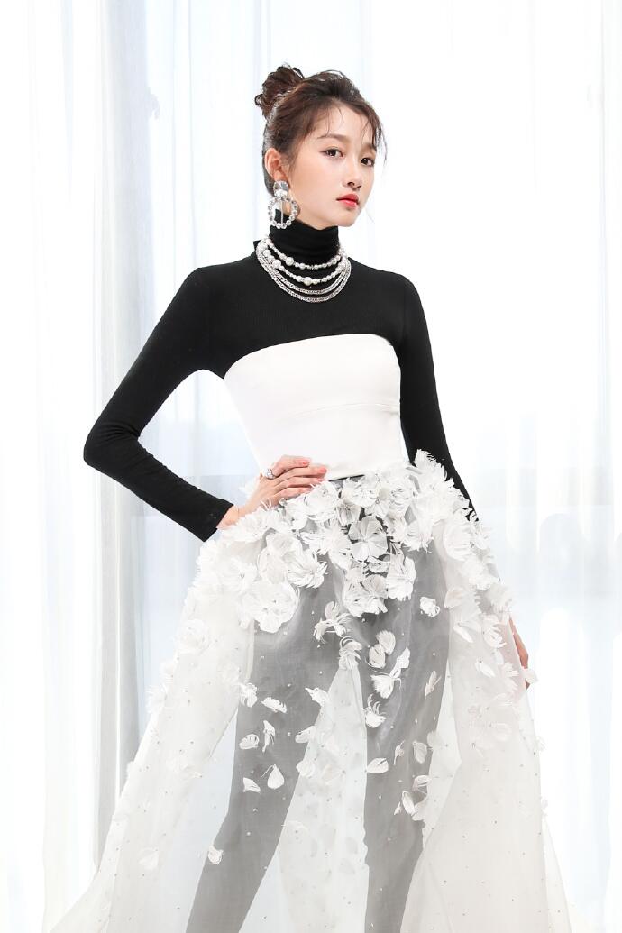 关晓彤穿裙子套裤子走红毯,22岁关晓彤露脐装