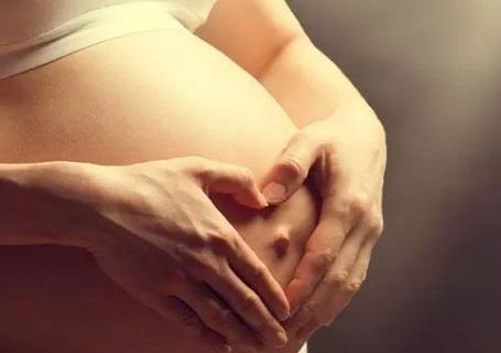 孕中期摸肚子会影响胎儿吗,孕妈别频繁抚摸肚子