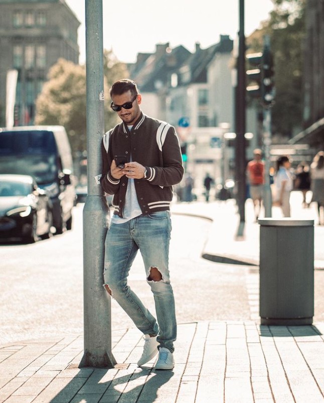 飞行夹克搭配深蓝色直筒牛仔裤,夹克配修身或者直筒牛仔裤