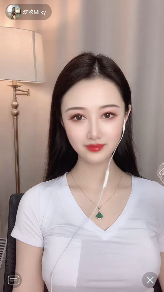 嵌上金饰、金丝的玻璃，让屋内充满金色阳光