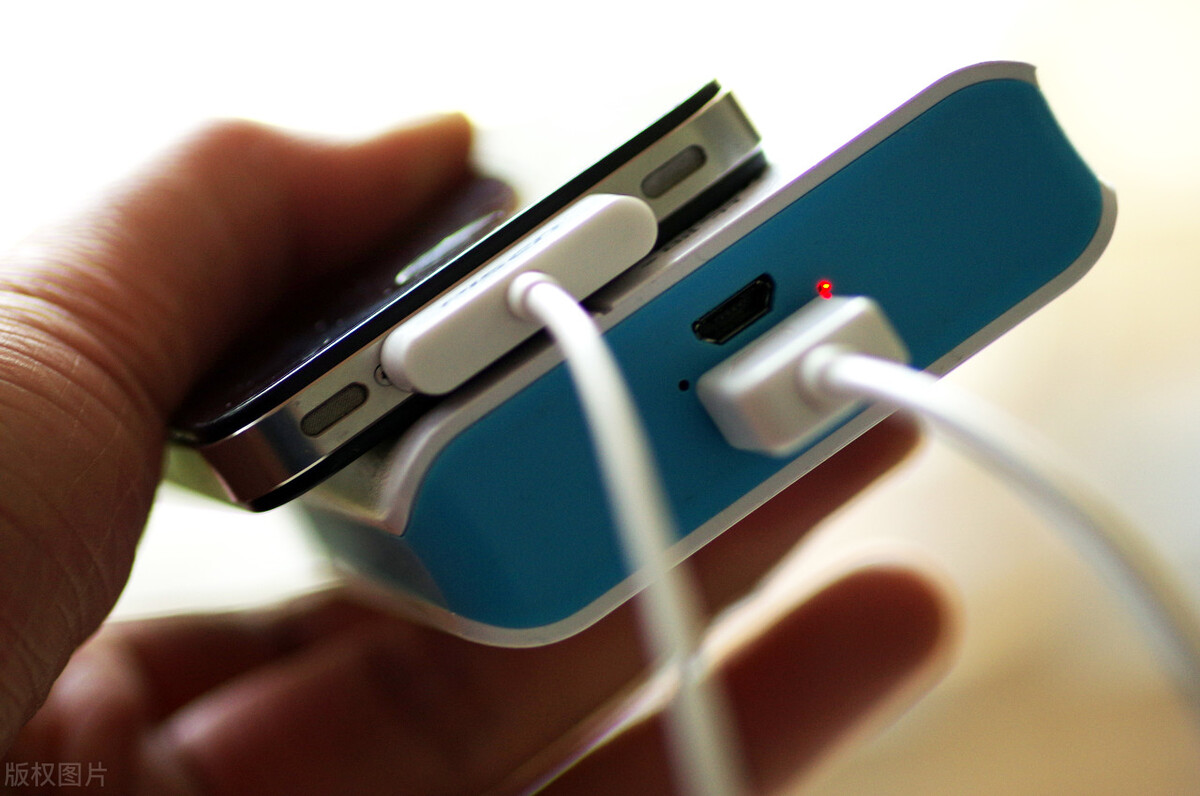 充电宝鼓包开裂不用会爆炸吗,充电宝鼓包了怎么办好