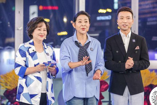 54岁鞠萍近期视频,鞠萍二婚的照片