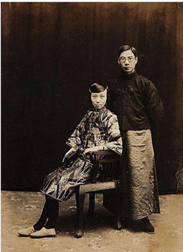 家里红旗不倒外面彩旗飘飘的下联,怎么样家里红旗不倒外面彩旗飘飘