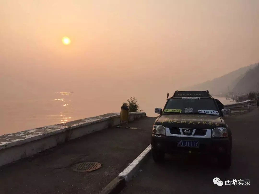 这女孩看到俄罗斯帅哥搭车，逼我停车，否则跳车