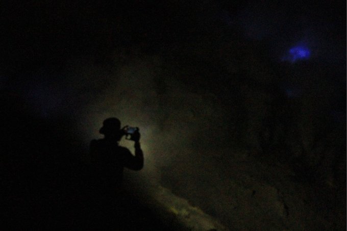 沐浴硫磺，追寻蓝火——印尼宜珍火山