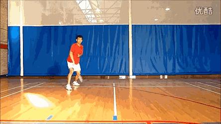 羽毛球怎么让自己的步伐干净有力,羽毛球单打谁的步伐业余选手可学
