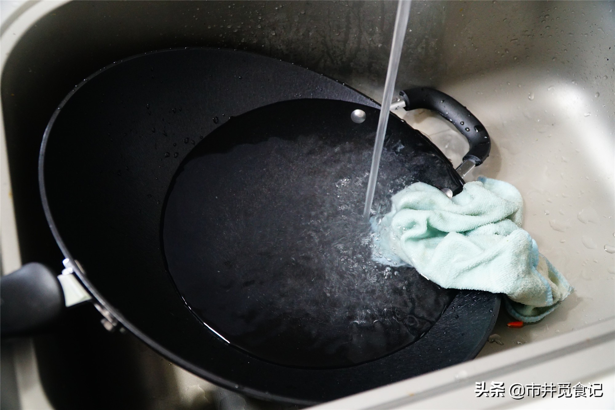 新买的铁锅千万不要着急炒菜,新买铁锅如何开锅不用肥肉